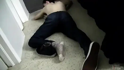Genç kız sert prezervatifsiz aşağılama için bağlı ve ağzı tıkalı