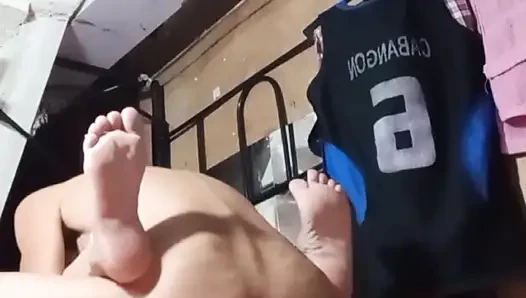 Islak amcığını çok eğlenceli ve neşeli pompalamayı sürdür