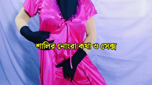 Hintli güzel kadın edepsizce konuşuyor ve sikişiyor