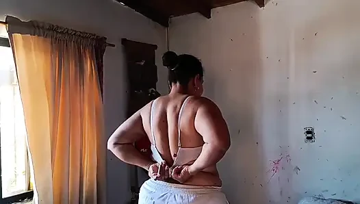 ORTA YAŞLı SEKSI KADıN!! Büyük götlü kadın, o kadar azgınım ki banyoda sulu amcığıma mastürbasyon yapıyorum