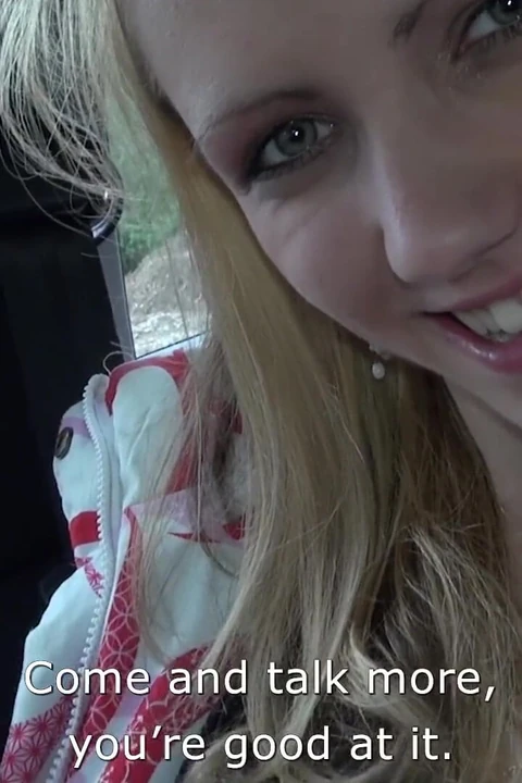 Minyon sıska sarışın genç kız direksiyonun altında yarak emiyor ve sikişiyor