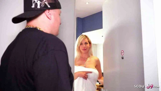 Küçücük çük ev sahibi seduces Alman fahişe için seks olmadan condom