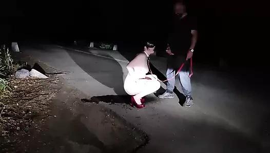 Tasmalı itaatkar evli kadın yolda işiyor