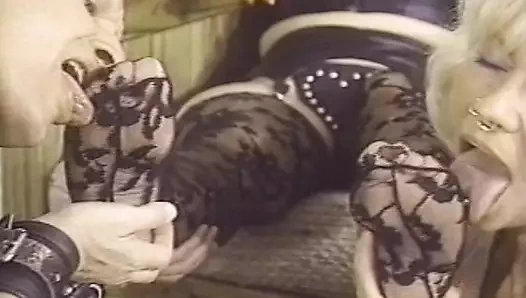 Bu dominant sürtük kız arkadaşı izlerken onu cezalandırıyor