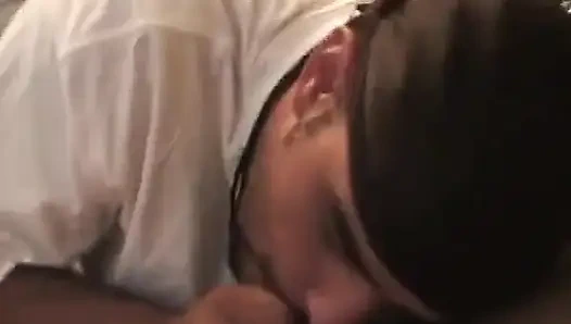 İki azgın adam şişman delikanlının büyük kıllı yarağını emiyor