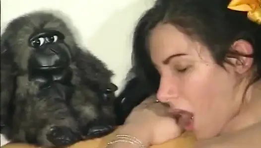 Sevimli esmer genç kız kanepede sikiliyor