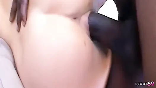 Yaramaz orta yaşlı seksi kadın gia gold ırklararası bir sikişte ilk büyük siyah yarağını alıyor