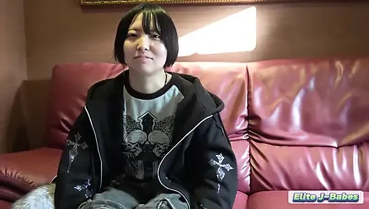 Boyish beauty ilgi göstermedığını iddia ediyor ama beklenmedik özgüvenini ortaya koyan sessizce atılan adımlar
