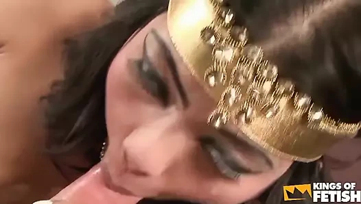 Edepsiz Asyalı kızlar çeşitli şekillerde sikilmeden önce yakışıklı erkekleri emiyor