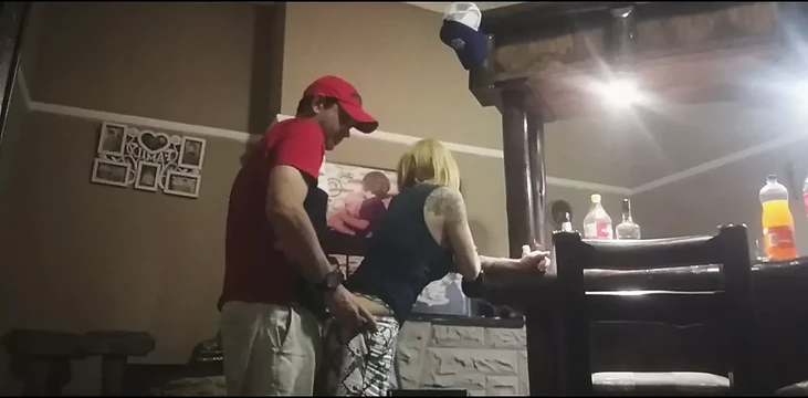 Bir bar bayanına sıkı götünü sikmesi için 100$ ödedi - herkese açık şipşak