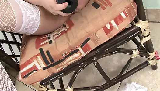 Beyaz çoraplı muhteşem esmer büyük bir yapay penisin tadını çıkarıyor