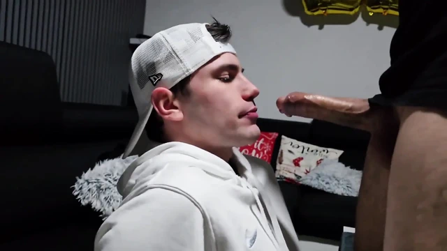 Bu İtaatkâr Fuckmaul'a Merhamet Yok - Yüzünde Charge Olan Eşcinsel Orospu İçin Sert Derin Boğaz