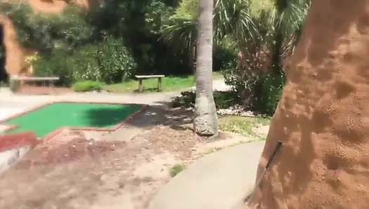 Büyük memeli orta yaşlı seksi kadın ile halka açık mini golf seksi