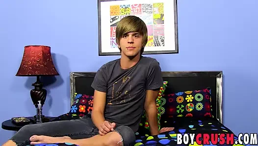 İyi görünümlü twinkie görüşmeden sonra aletini okşar