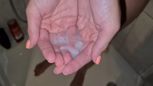 Duş jeli bitti, bu yüzden ondan biraz almak zorunda kaldım