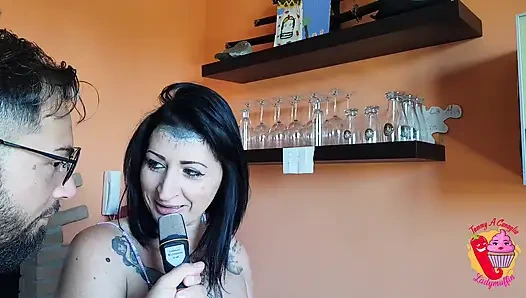 Lady Muffin: azgın orta yaşlı seksi kadın porno gözleme yapıyor