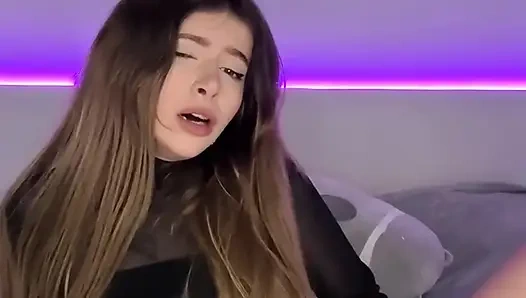 Adrianna'nın hortlak küreleri dikkat çekiyor, kendini çıldırtıyor. XXX!
