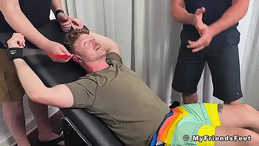 MyFriendsfeet Russ oda arkadaşları achilles ve dev tarafından gıdıklanırken yüksek sesle gülüyor