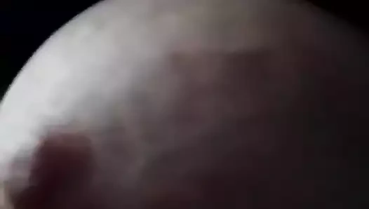 Yine göğüslerini sallıyor