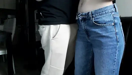 Amateur, une petite amie en jean bleu se fait baiser et baiser