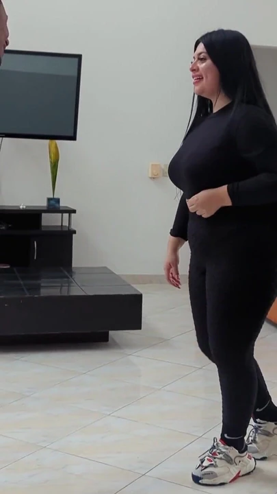 Волнующий момент из "Antonella ждет своего тренера Rioc, чтобы сделать йогу и в конечном итоге с его членом в рот"