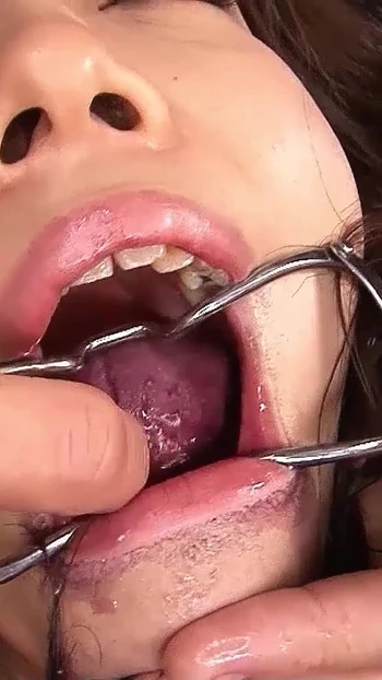 Захватывающий момент из "Грубый камшот на лицо в буккаке-гэнгбэнге для симпатичной японской тинки"