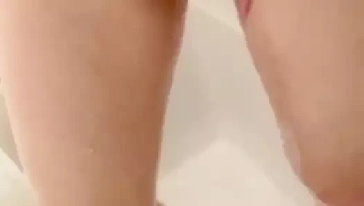 Tıraşlı kedi duş oynuyor