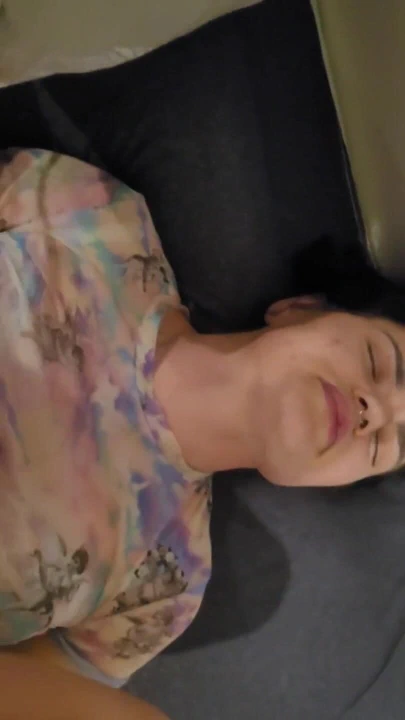 Üvey kız kardeşimi sikiyorum ve parmakliyorum, onu çoklu orgazm ediyorum