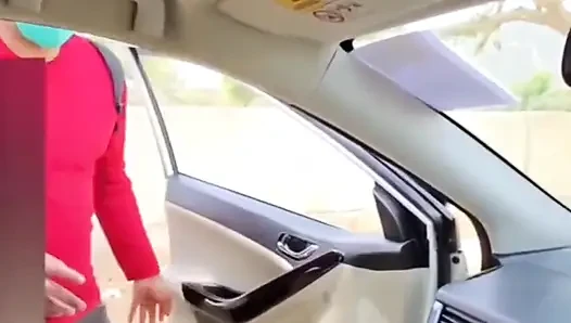 Yabancı arabamda göğüslerime dokunuyor (açık havada)
