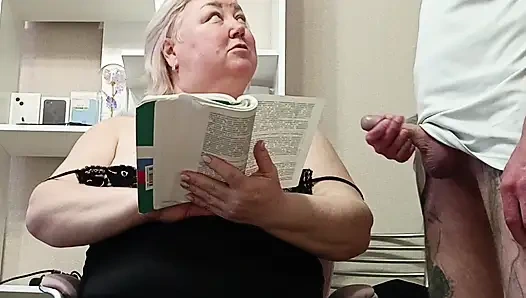 Bir yarağı sıvazlıyor, komşusunu ağzından sikiyor ve büyük göğüslerine boşalıyor