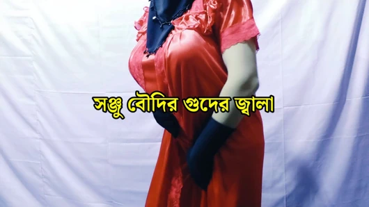 Gecelikli güzel Hintli kadın mastürbasyon yapıyor ve konuşuyor