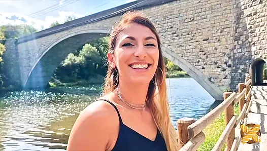 Güzel bir esmer olan Stella götüne güzel bir yarak istiyor