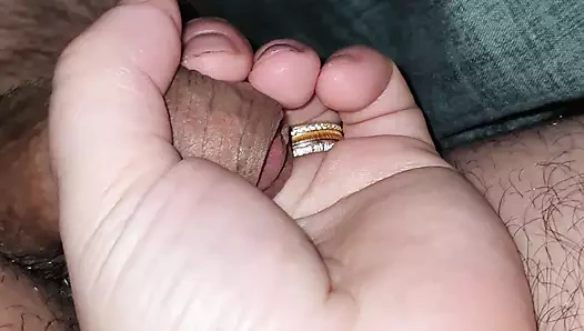 Üvey anne üvey oğluna battaniyenin altında yarakla mastürbasyon yapacak