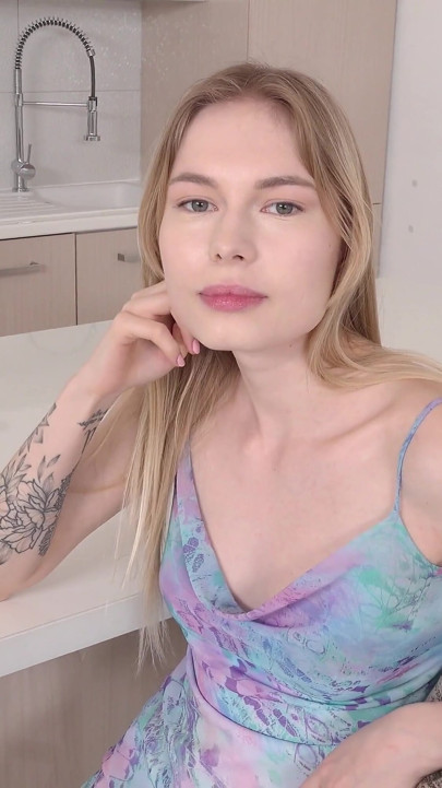 Seksi sarışın ev sahibini memnun ediyor