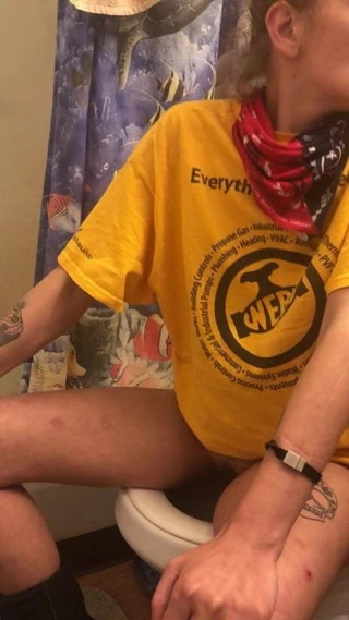 kız arkadaşım benim banyoda işiyor