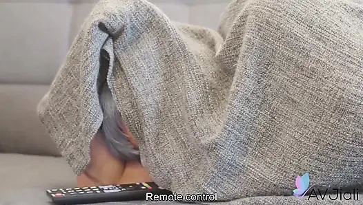 Ev sahibi Lina'nın saklanırken mastürbasyon yapıp fışkırtarak boşalmasını izliyor