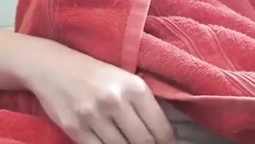 Sıcak kız içinde banyo havlusu masturbates lezzetli ve var orgazm