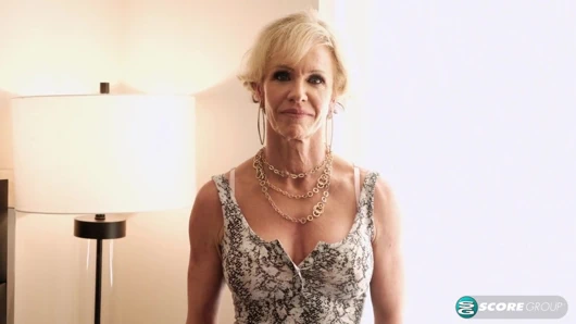 İri göğüslü evli kadın ve anne büyük, genç bir yarağı sikiyor