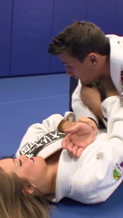Kickboks antrenörü tarafından kandırılıp sikildi ve içine boşalındı | Bölüm 1
