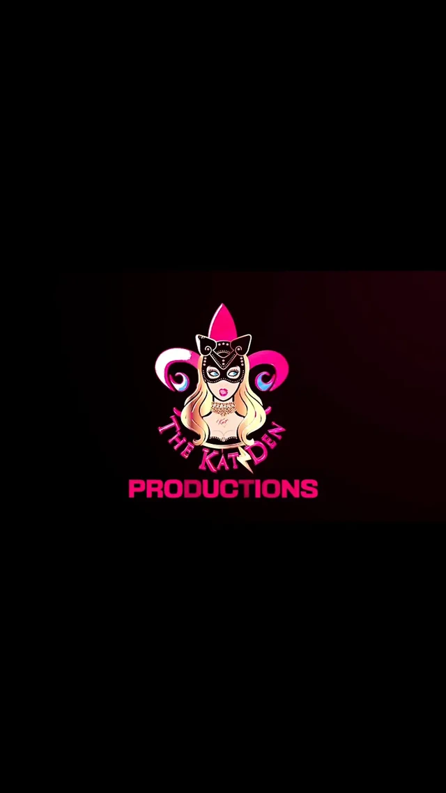 Katlicious seksi yürüyüşle azdırıyor ve deri kalçalı çizmelerle dans ediyor