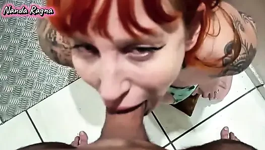 Büyük memeli kızıl saçlı erkek arkadaşına biniyor amına boşalıyor