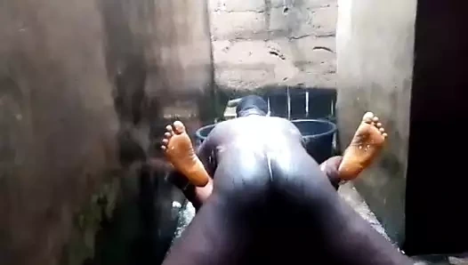 Üvey erkek kardeşim yağmurda beni sikiyor. Ben Tatmin Oldum