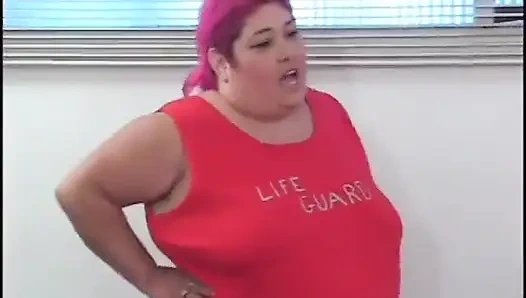 Tombul renkli kıllı iri güzel kadın iyi sikişmek için üniformasını çıkarıyor