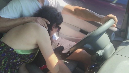 Arabada inanılmaz halka açık sakso, evli kadın plajda göğüslerini teşhir ediyor ve insanların önünde ağzına boşaltıyor