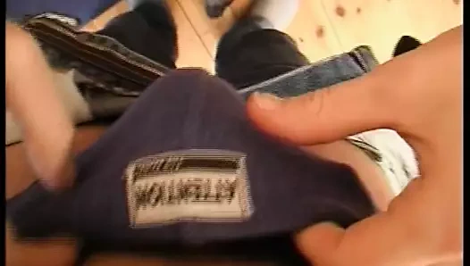 Milf reitet auf der Couch den Schwanz