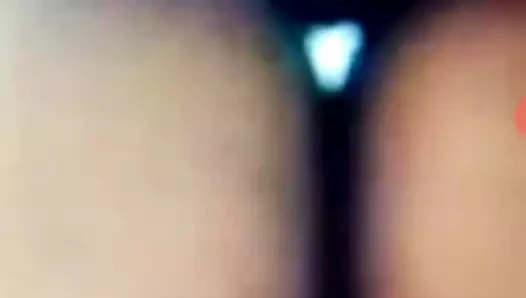 Sıcak milf gösterme göğüsler ve kedi üzerinde kam