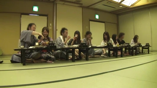 Bir kaplıcaya şirket gezisinde, bir kadın çalışanı odama geri götürdüm ve onunla seks yaptım!