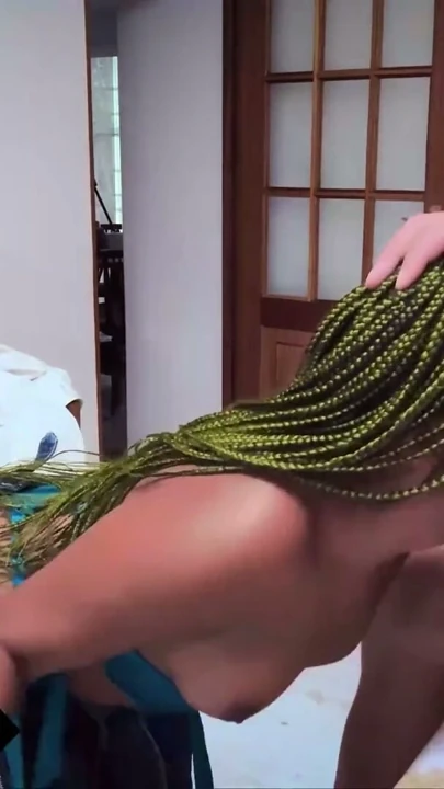 Bu PETITE EBONY TEEN tur casting'inde utangaç davrandı... bu yüzden mutfakta yüzünü derinlemesine SİKTİM | Klip 1