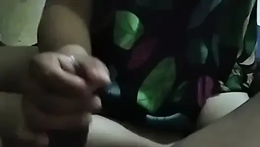 Güzel evli kadın fışkırtana kadar sallıyor