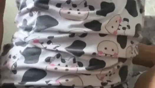 Eve meme uçlarım dik olarak geldi, beni okşuyor! Gerçek ev yapımı video